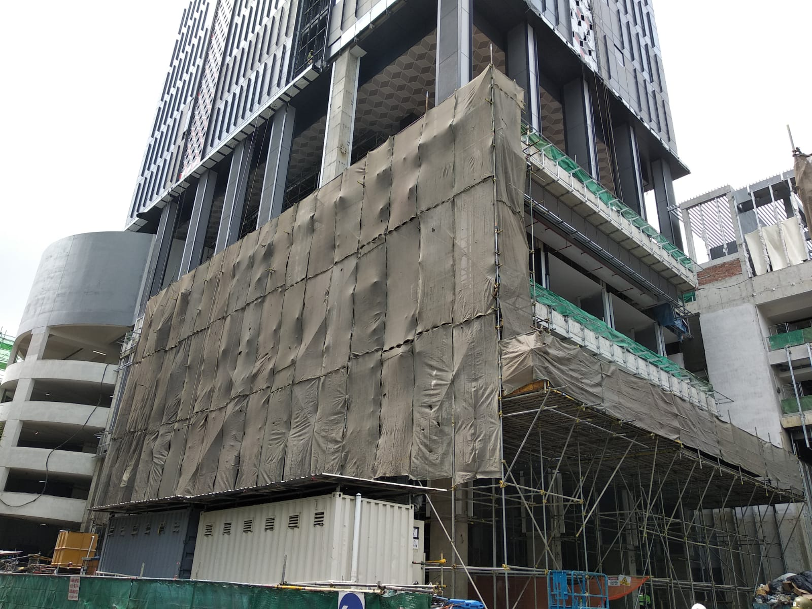 Perimeter with Cantilever Scaffold @ Centrium Square